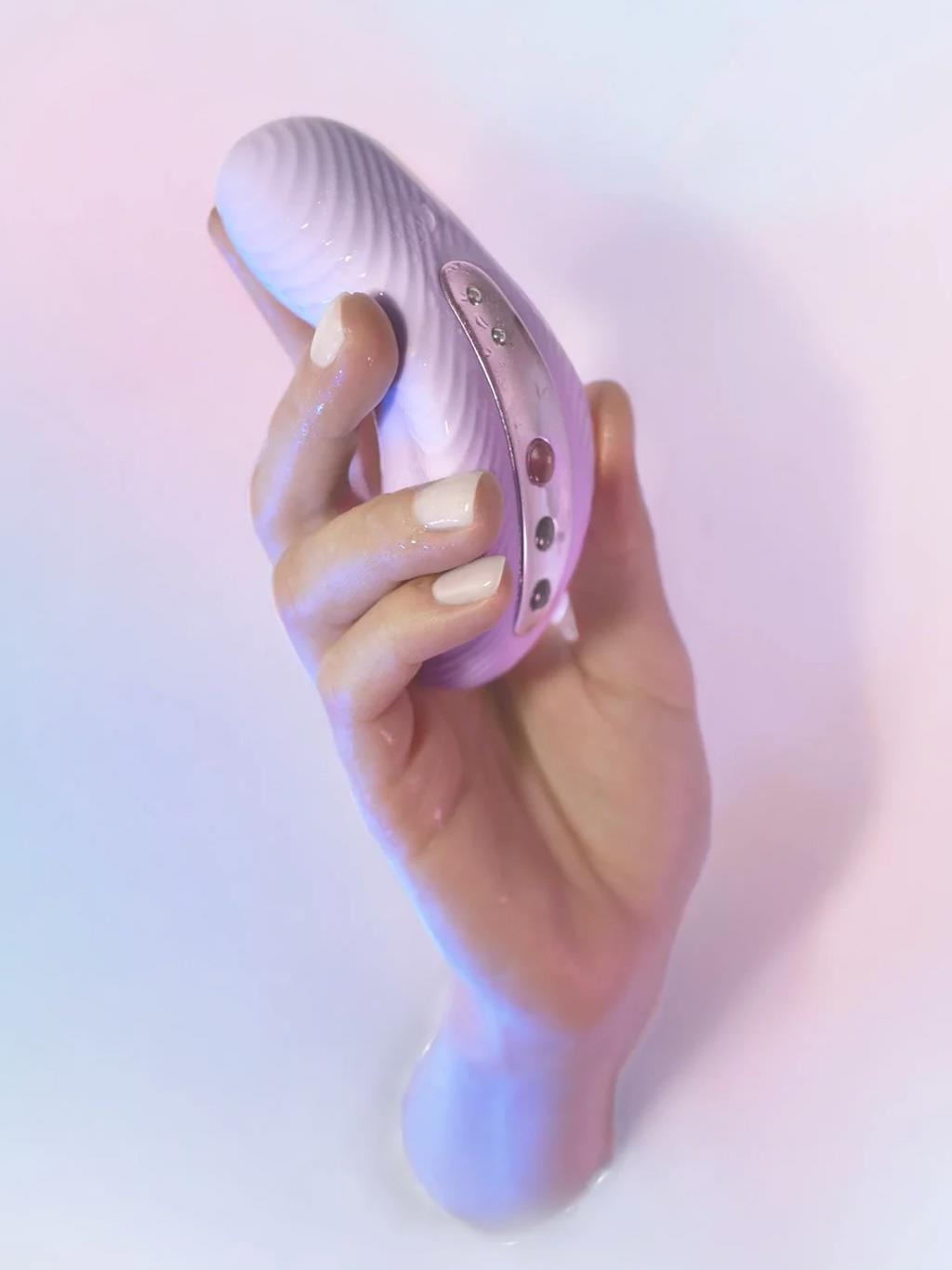 compact, curved vibrator with deep rumbly vibrations and body-safe silicone