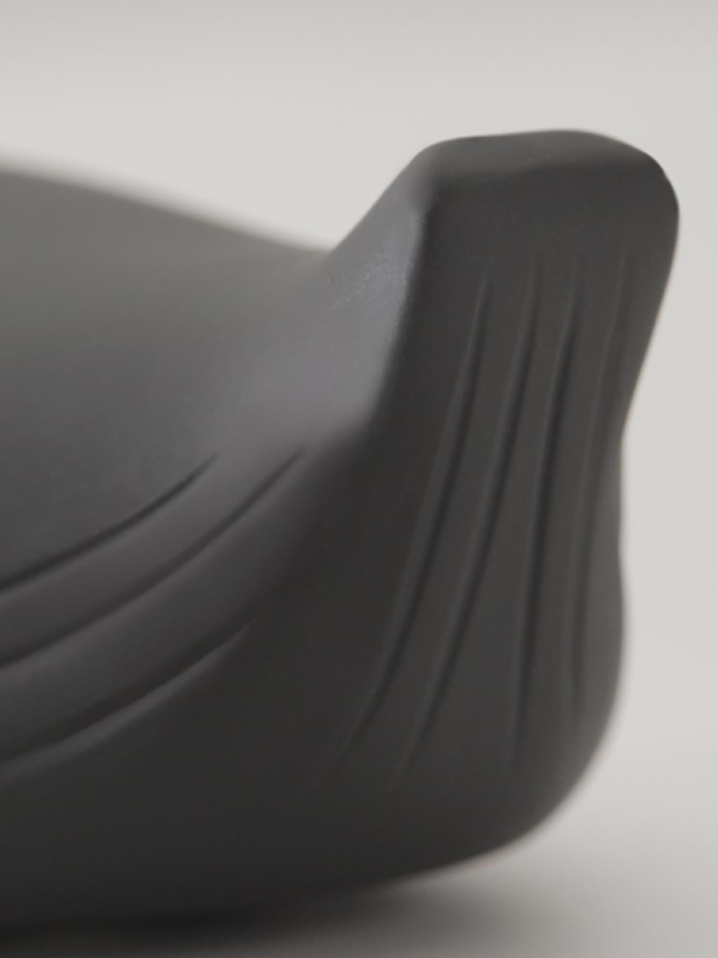 Close-up of Iroha Plus Yoru’s curved tip designed for targeted clitoral stimulation